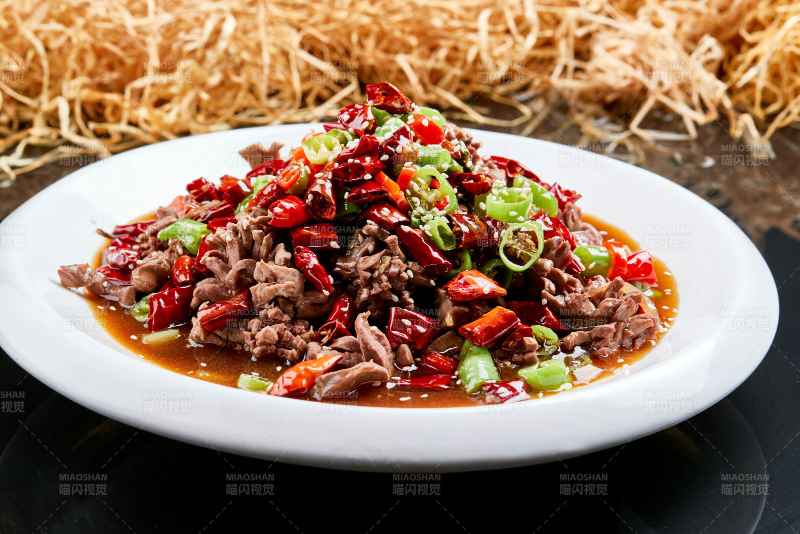 白色瓷盘装的水煮香辣牛要花图片