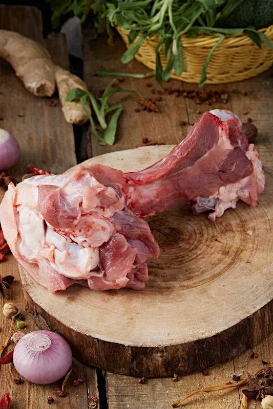 白色背景下的生鲜猪棒骨图片