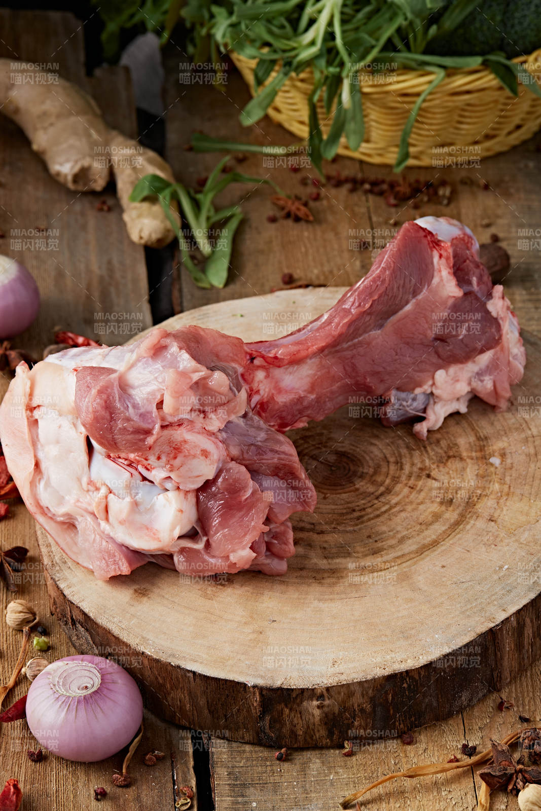 白色背景下的生鲜猪棒骨图片