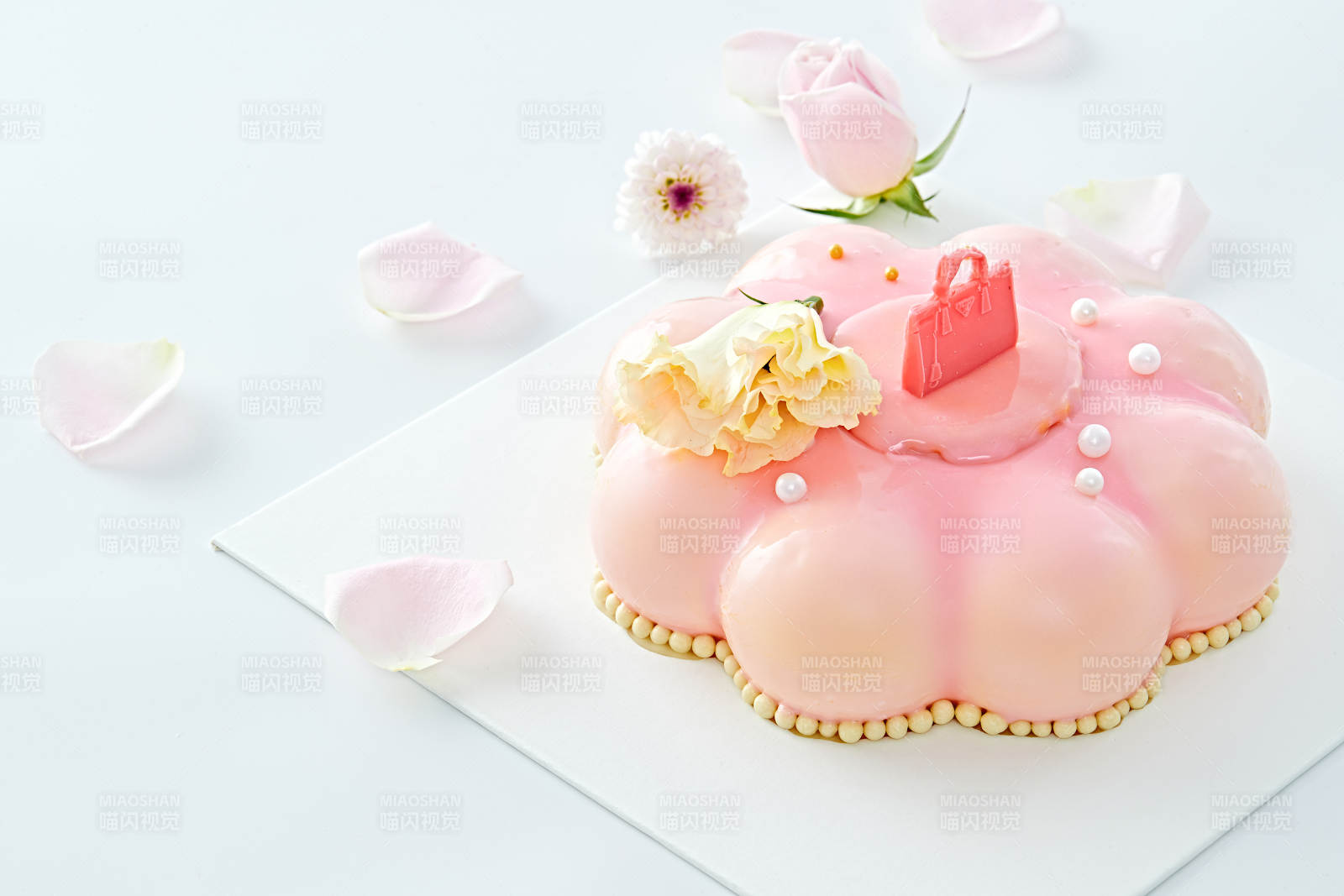 玫瑰初吻蓝莓夹心鲜奶蛋糕图片