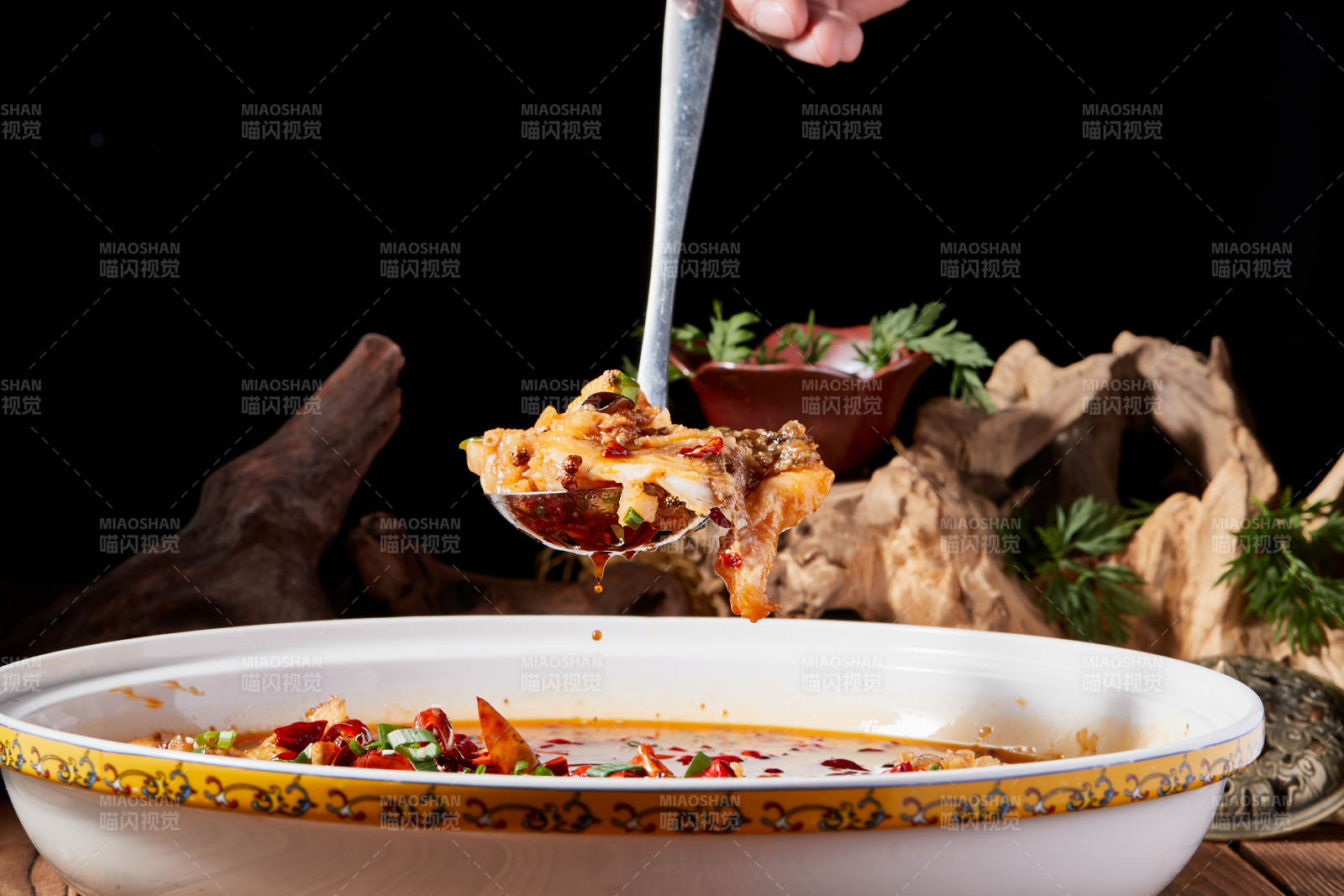 香辣水煮牛蛙草鱼片图片