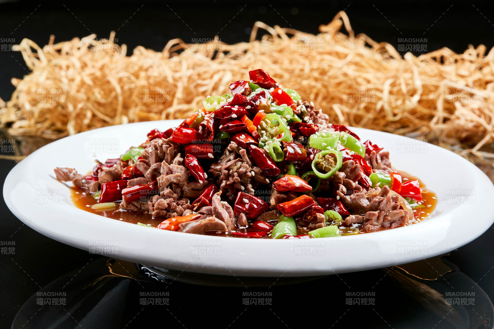 白色瓷盘装的水煮香辣牛要花图片