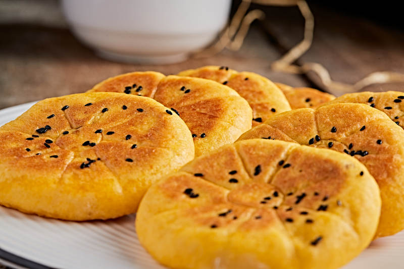 白色瓷盘装粗粮豆沙饼图片