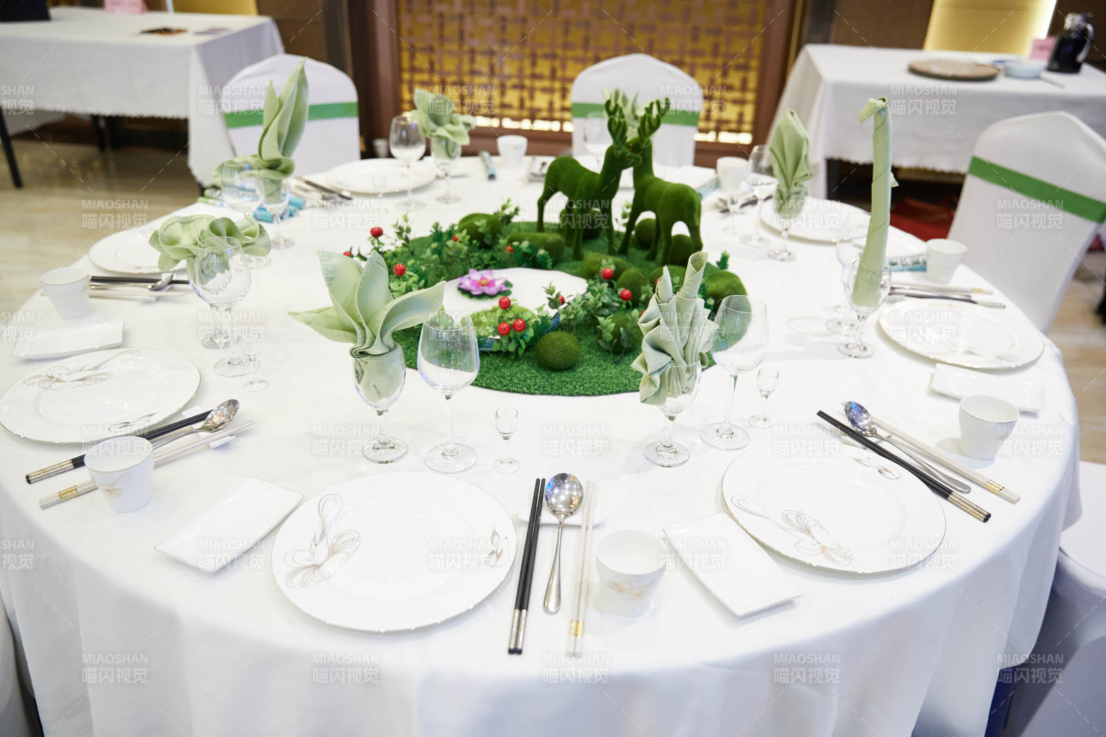 人与食物紧张忙碌的中餐厨房图片