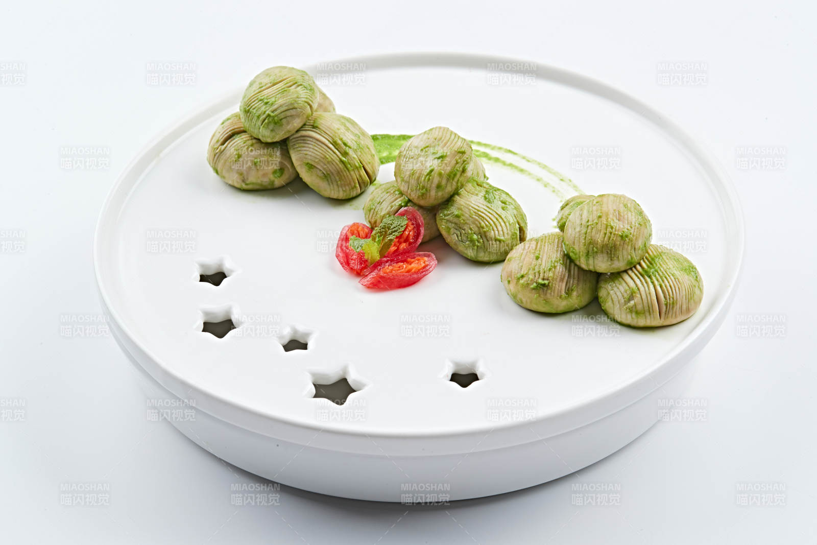 白色瓷餐具装的抹茶鲜口蘑图片