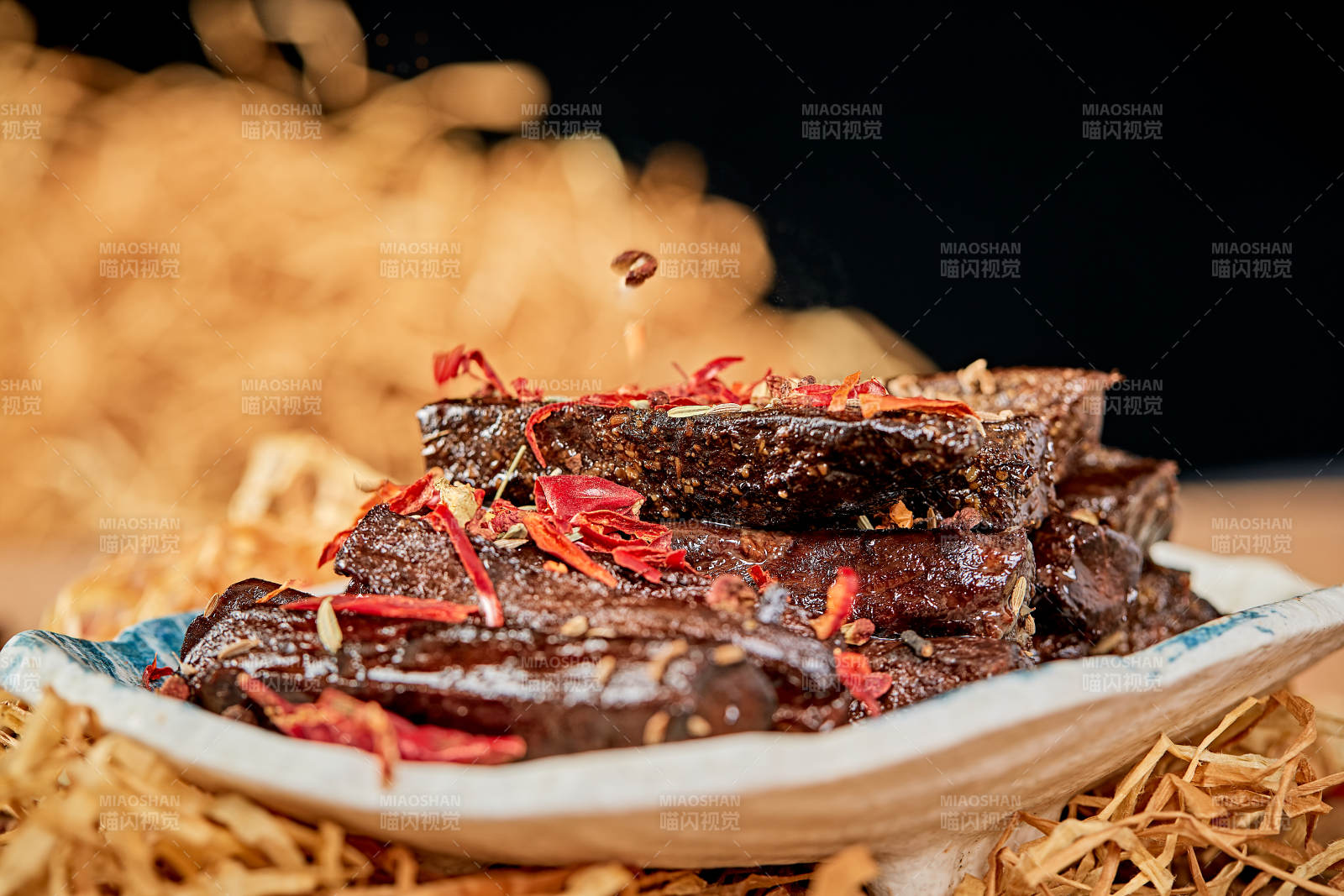 陶瓷餐具装摆的内蒙古特产牛肉干图片