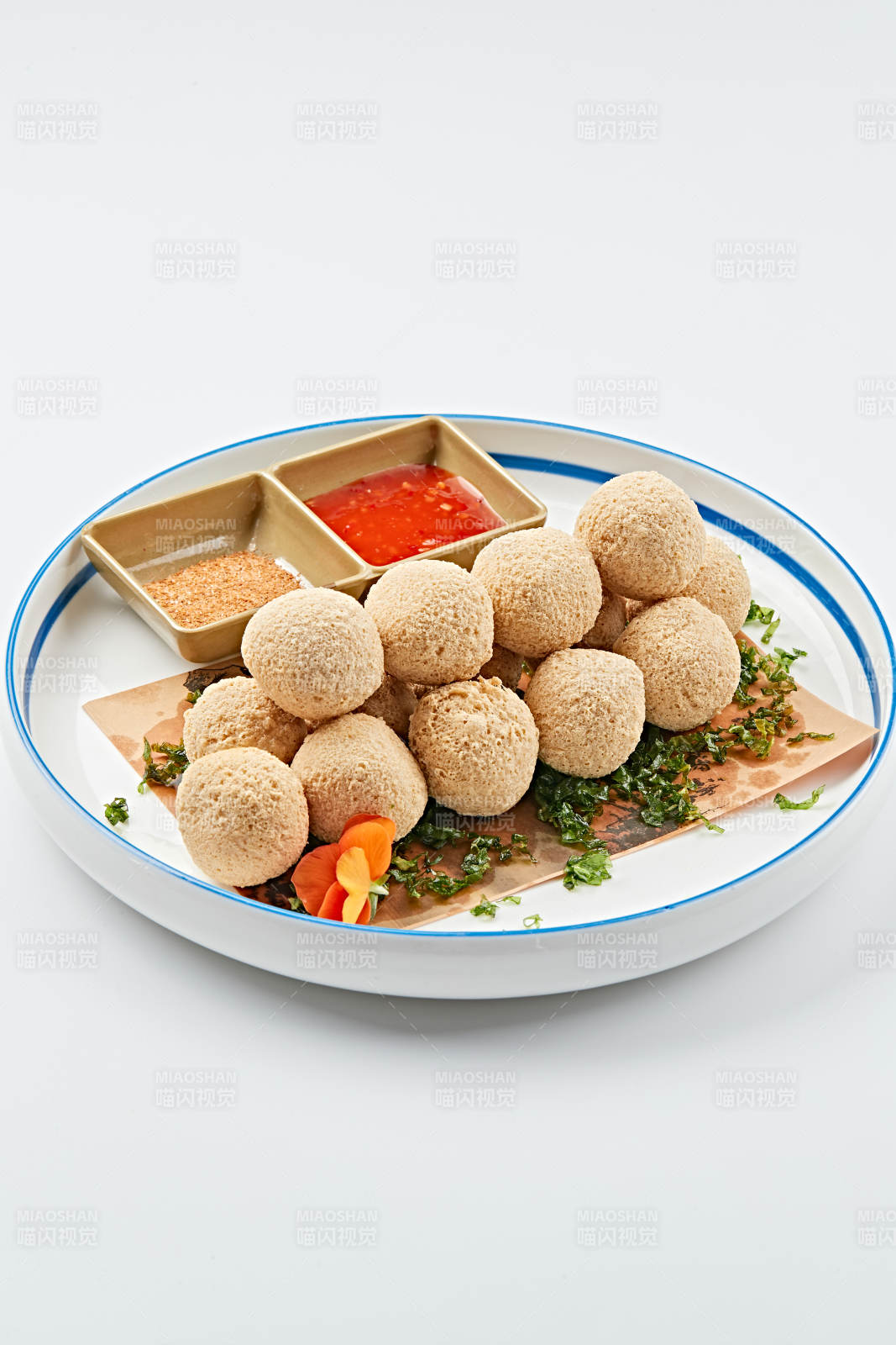 白色瓷盘装的油炸豆腐鹌鹑蛋丸子图片