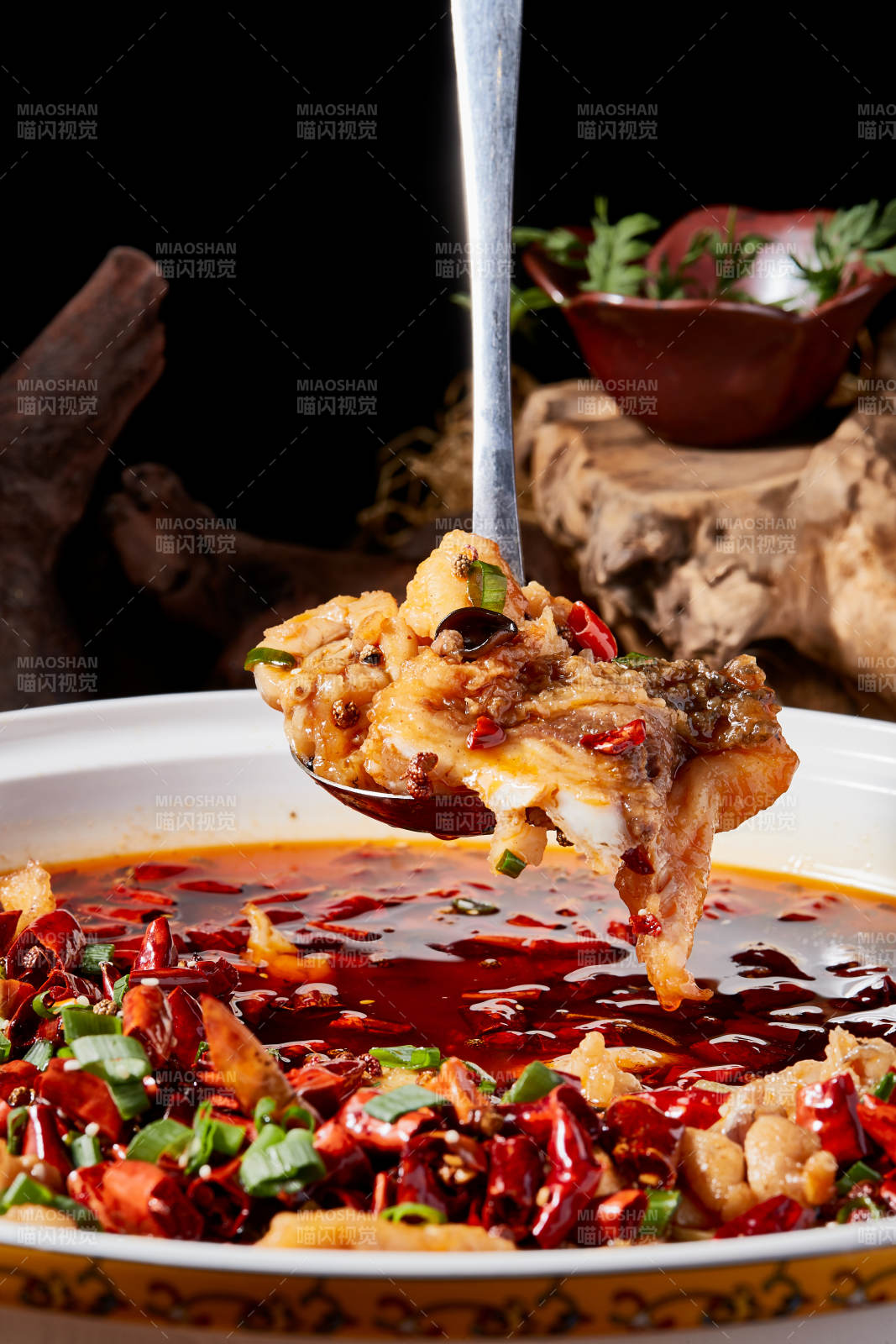 香辣水煮牛蛙草鱼片图片