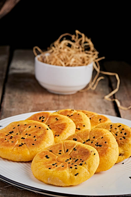 白色瓷盘装粗粮豆沙饼图片