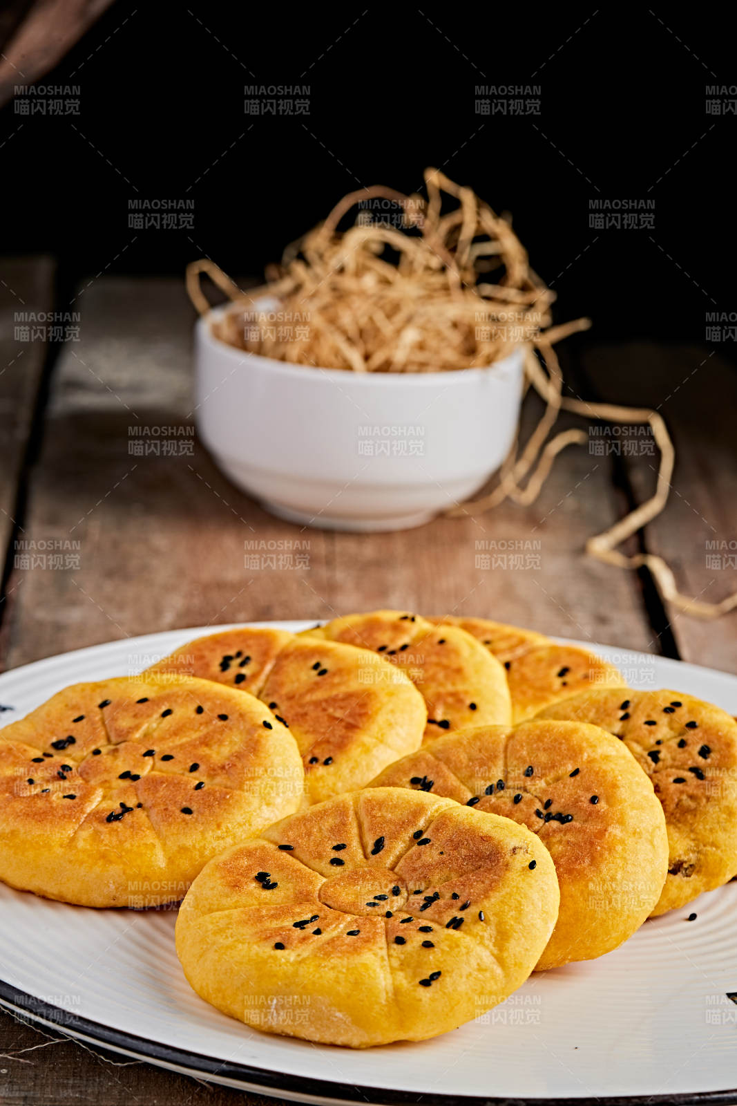 白色瓷盘装粗粮豆沙饼图片