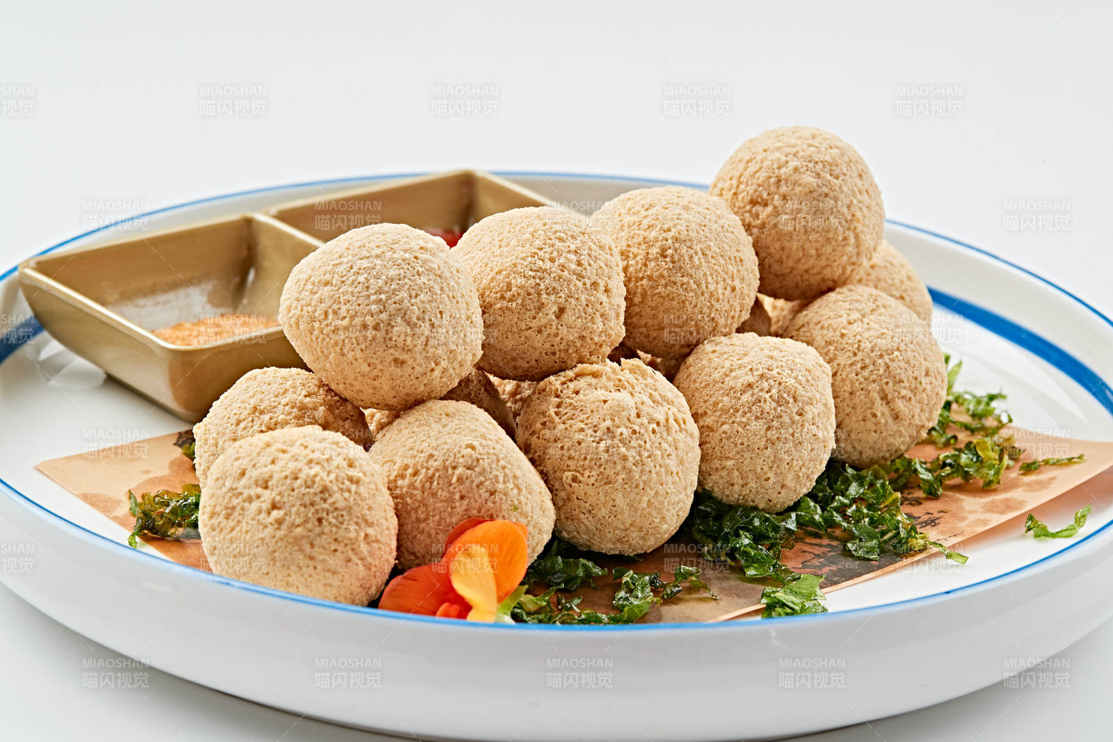 白色瓷盘装的油炸豆腐鹌鹑蛋丸子图片