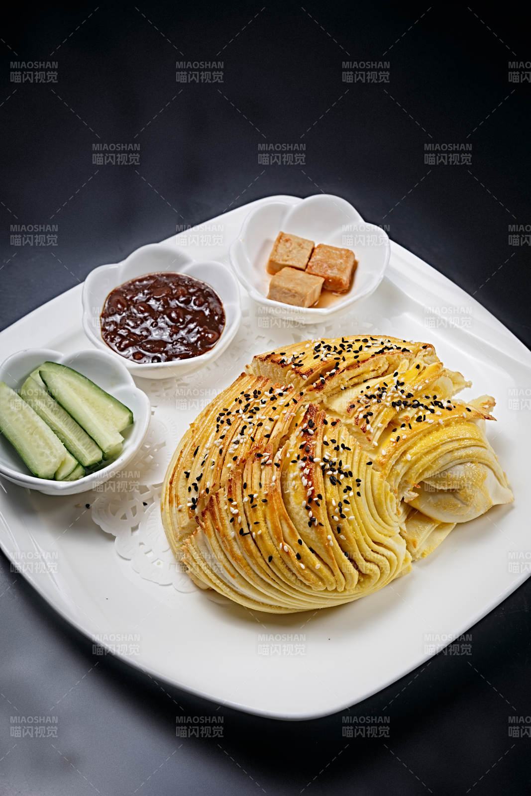 烘烤麻油大花卷图片