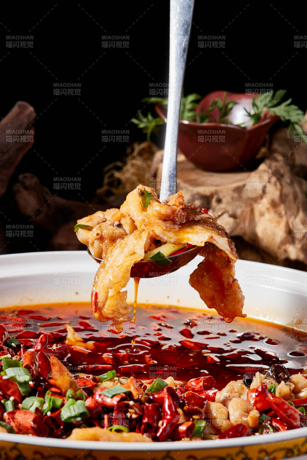 香辣水煮牛蛙草鱼片图片