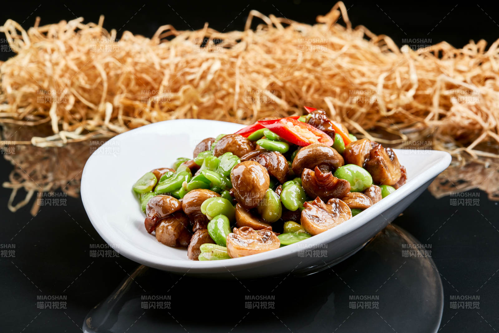 白色瓷盘装的塞外口蘑小炒青蚕豆图片