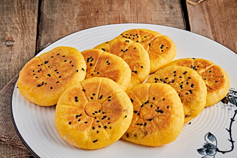 白色瓷盘装粗粮豆沙饼图片