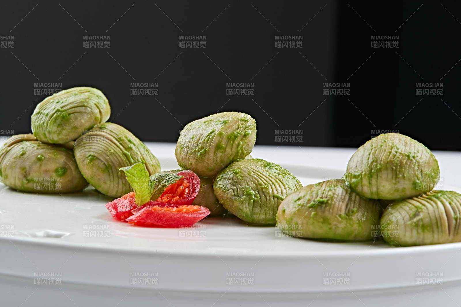 白色瓷餐具装的抹茶鲜口蘑图片