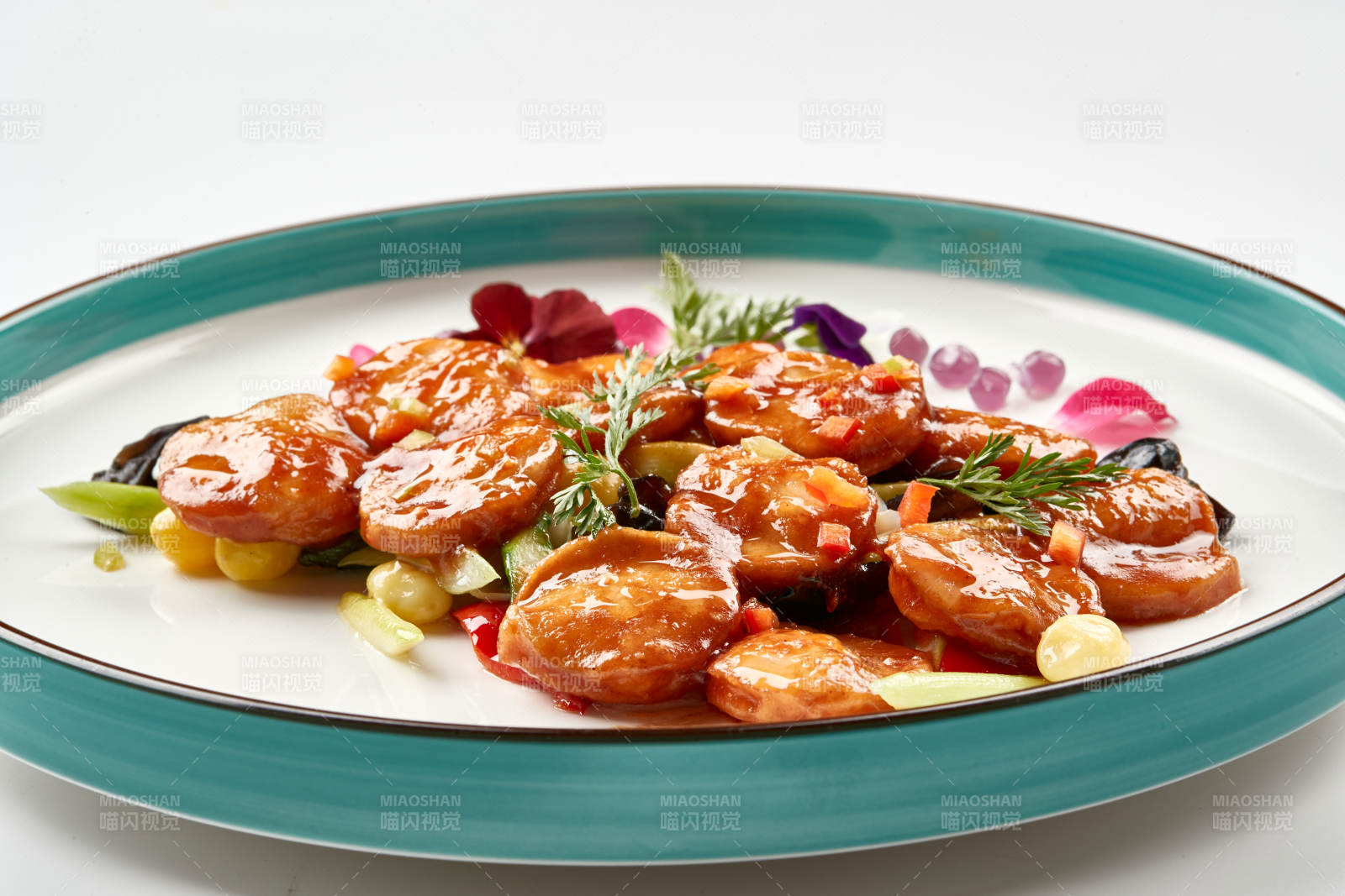 精美瓷餐具装的XO酱香炒杏鲍菇图片