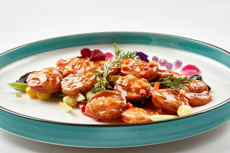 精美瓷餐具装的XO酱香炒杏鲍菇图片