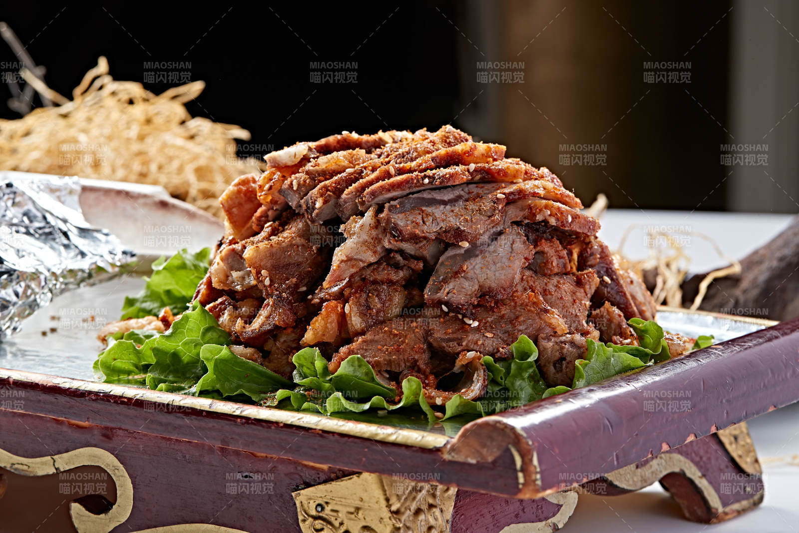 蒙餐炭烤羊腿肉图片