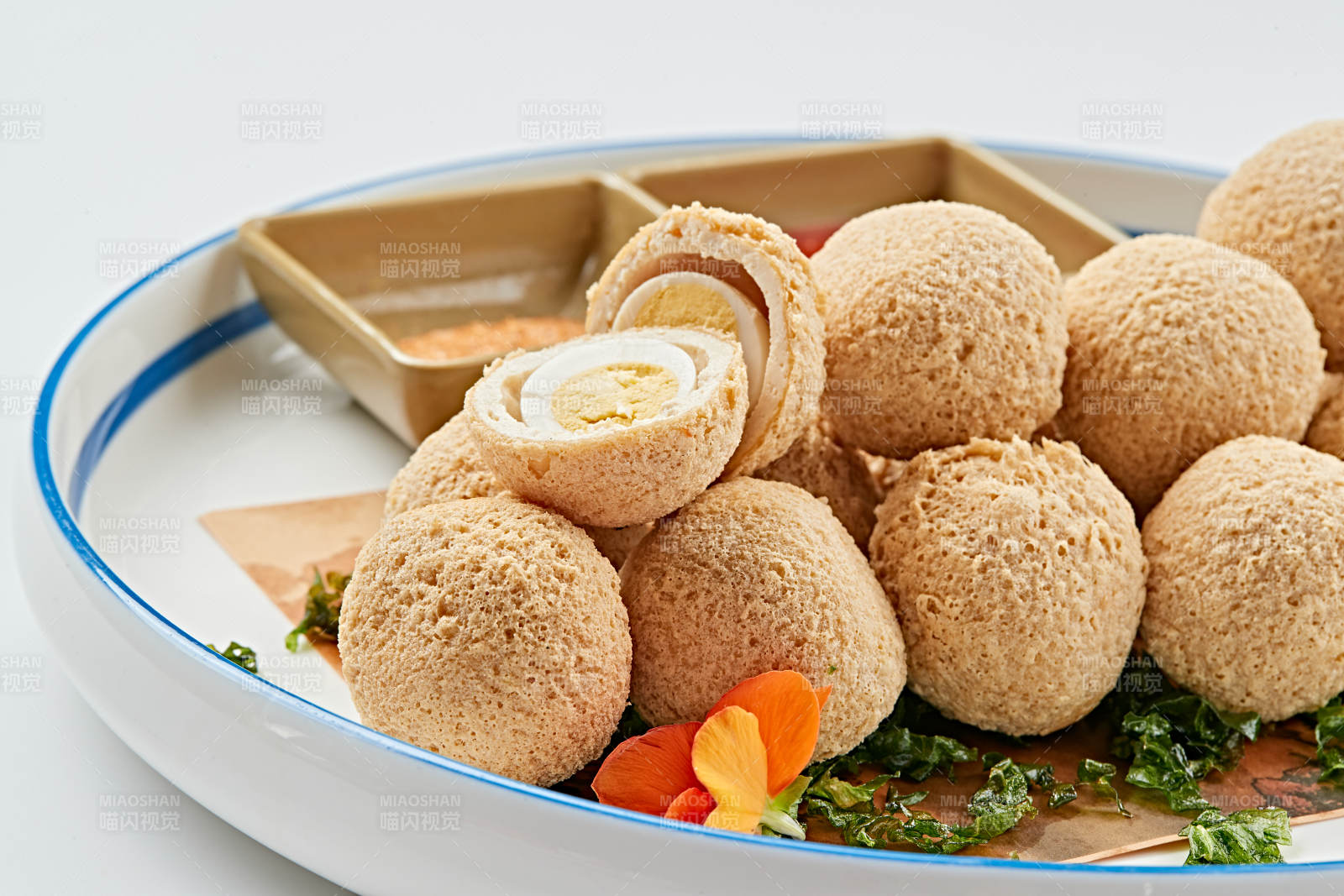 白色瓷盘装的油炸豆腐鹌鹑蛋丸子图片
