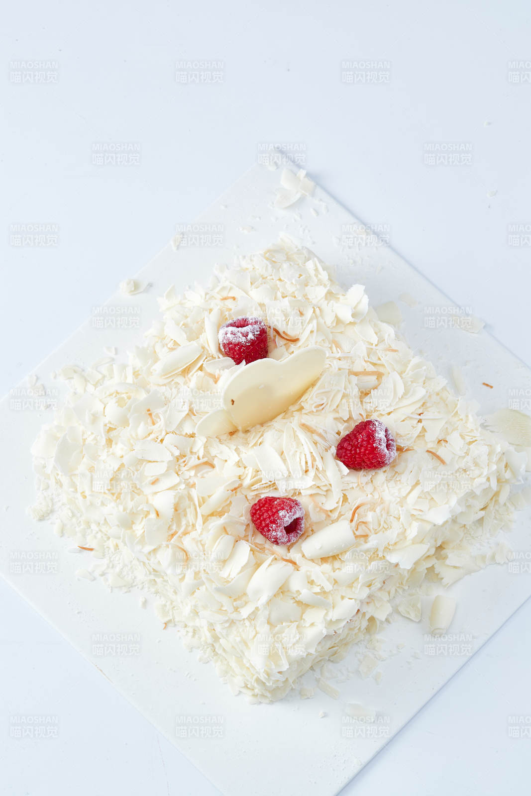 草莓白巧克力榴莲慕斯生日蛋糕图片