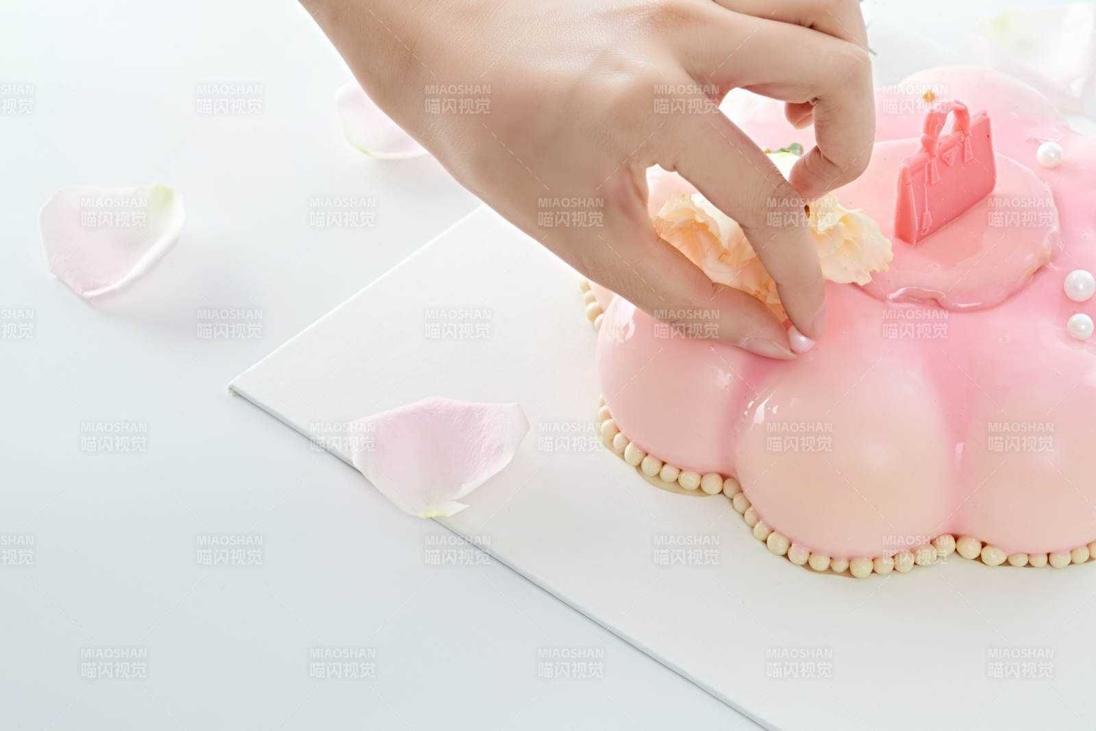 玫瑰初吻蓝莓夹心鲜奶蛋糕图片