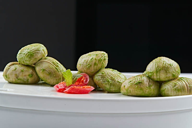 白色瓷餐具装的抹茶鲜口蘑图片