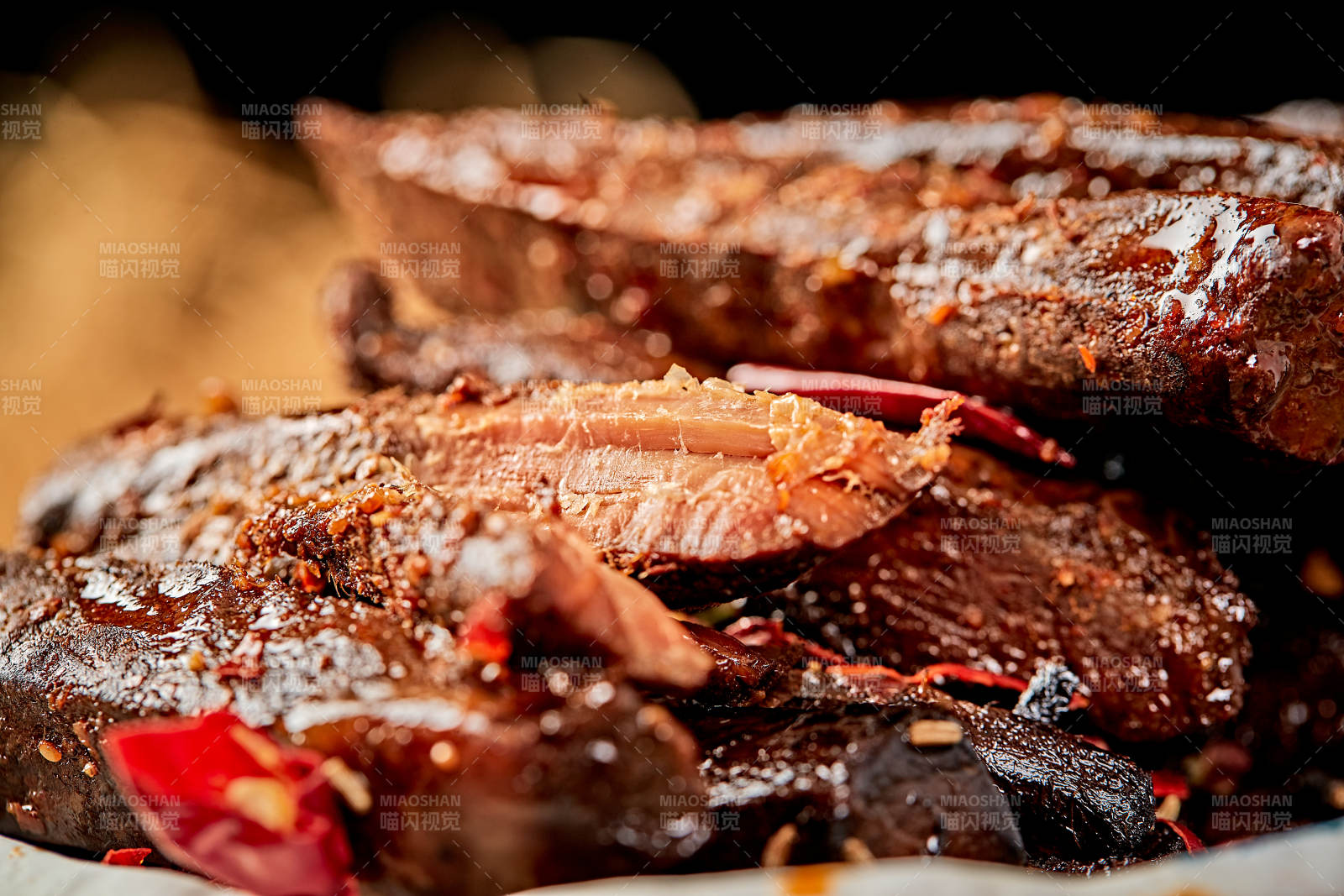 陶瓷餐具装摆的内蒙古特产牛肉干图片