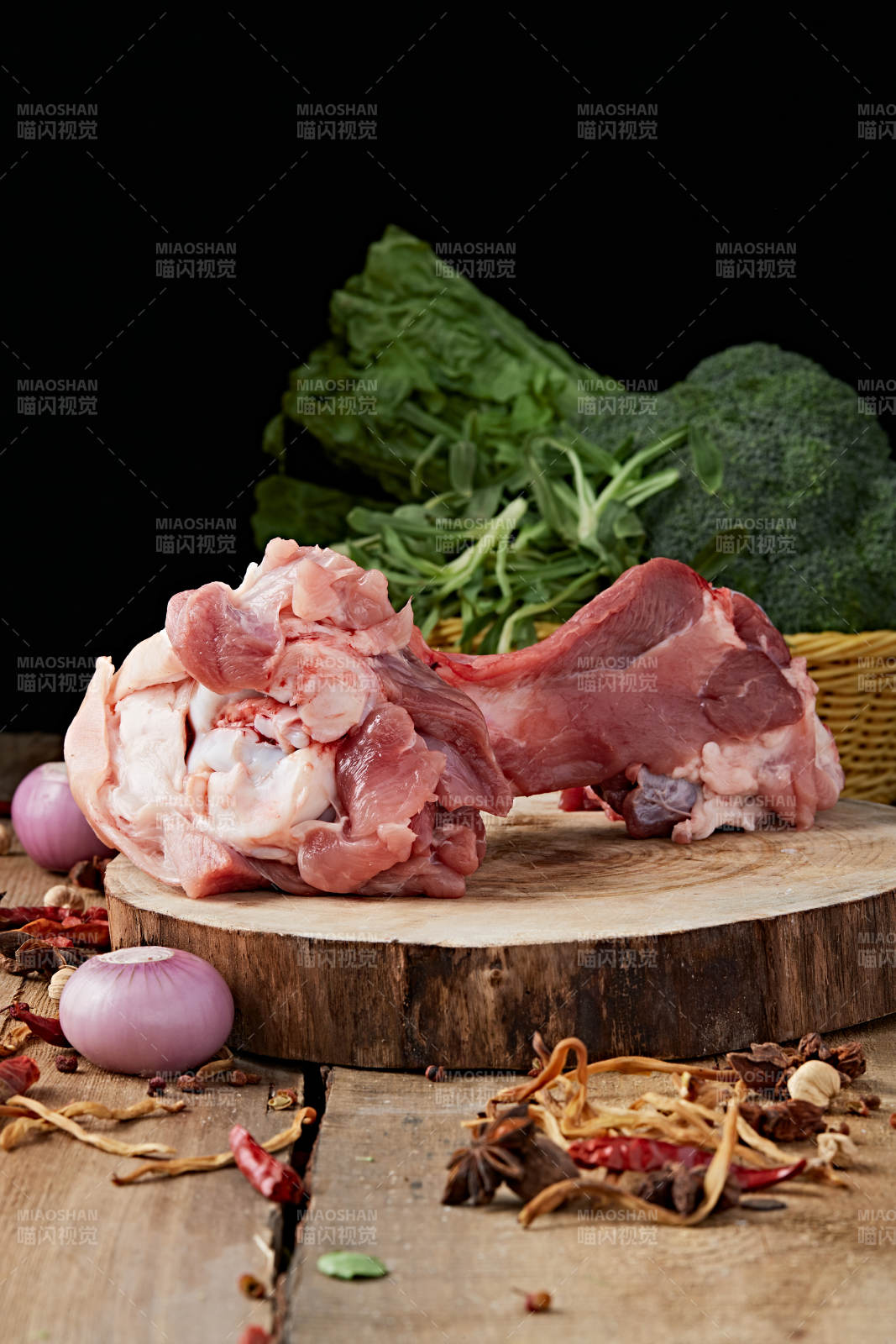 白色背景下的生鲜猪棒骨图片