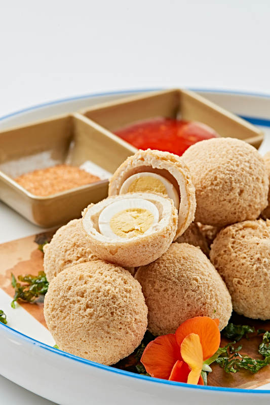 白色瓷盘装的油炸豆腐鹌鹑蛋丸子图片