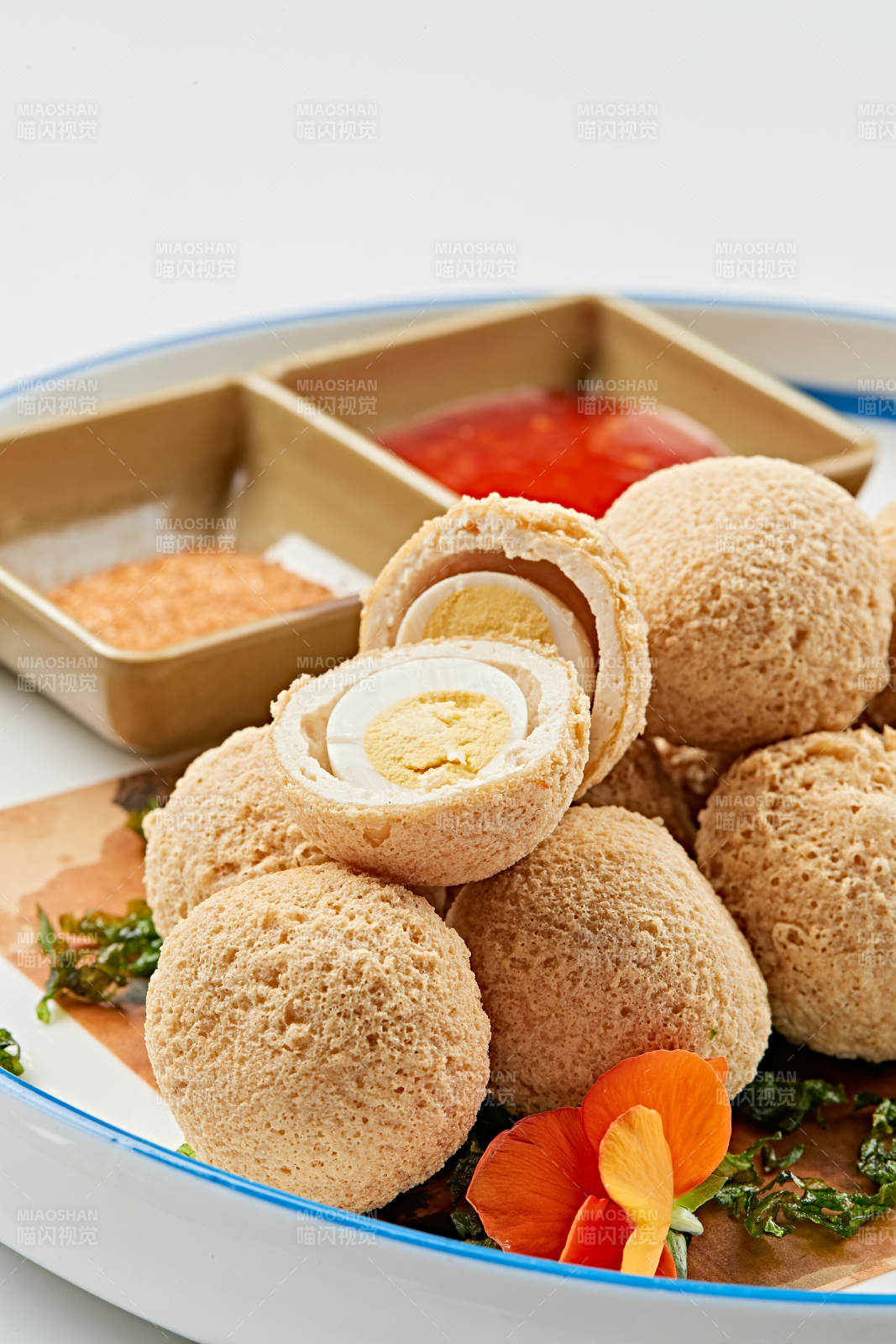 白色瓷盘装的油炸豆腐鹌鹑蛋丸子图片