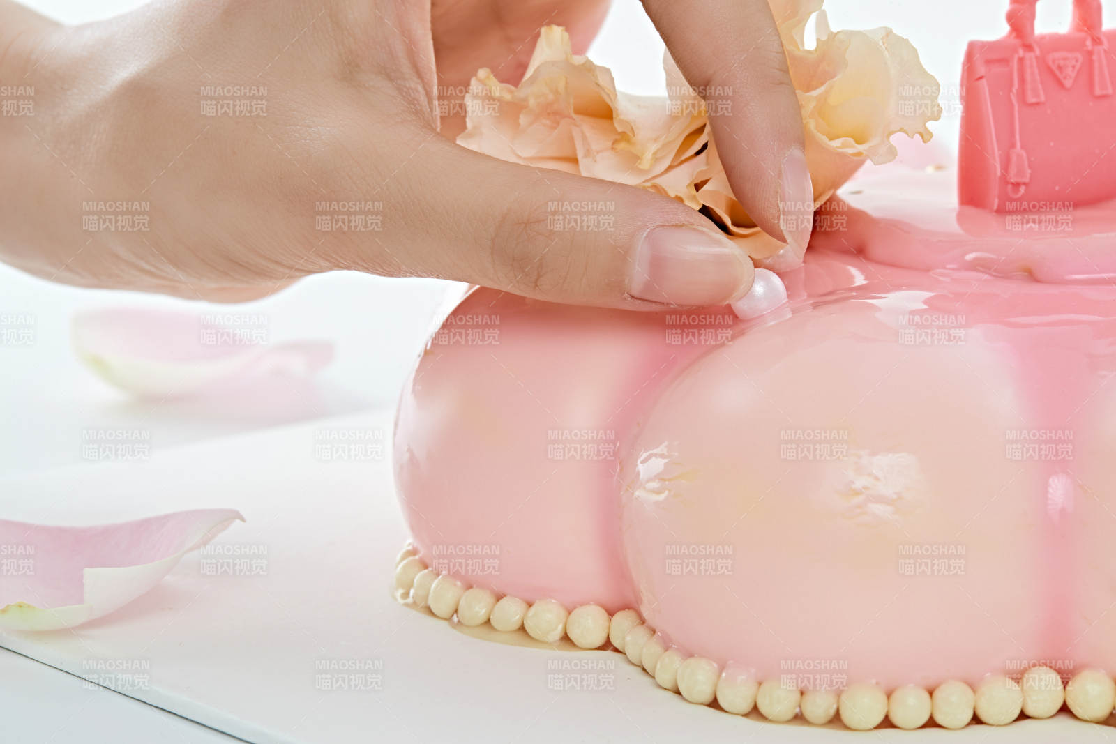 玫瑰初吻蓝莓夹心鲜奶蛋糕图片