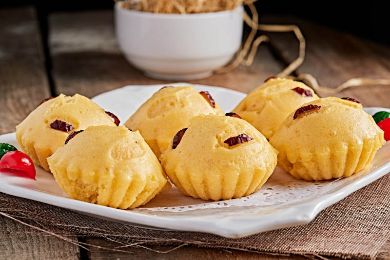 白色瓷盘装的香蒸开花黄馍馍图片