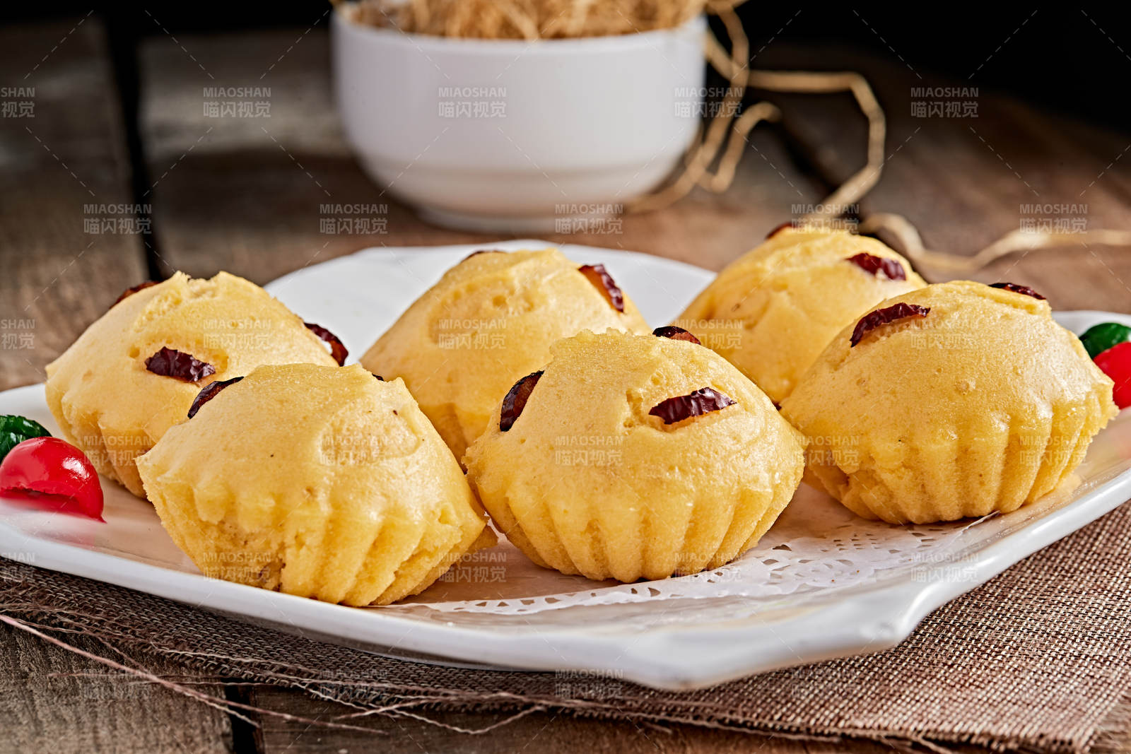白色瓷盘装的香蒸开花黄馍馍图片