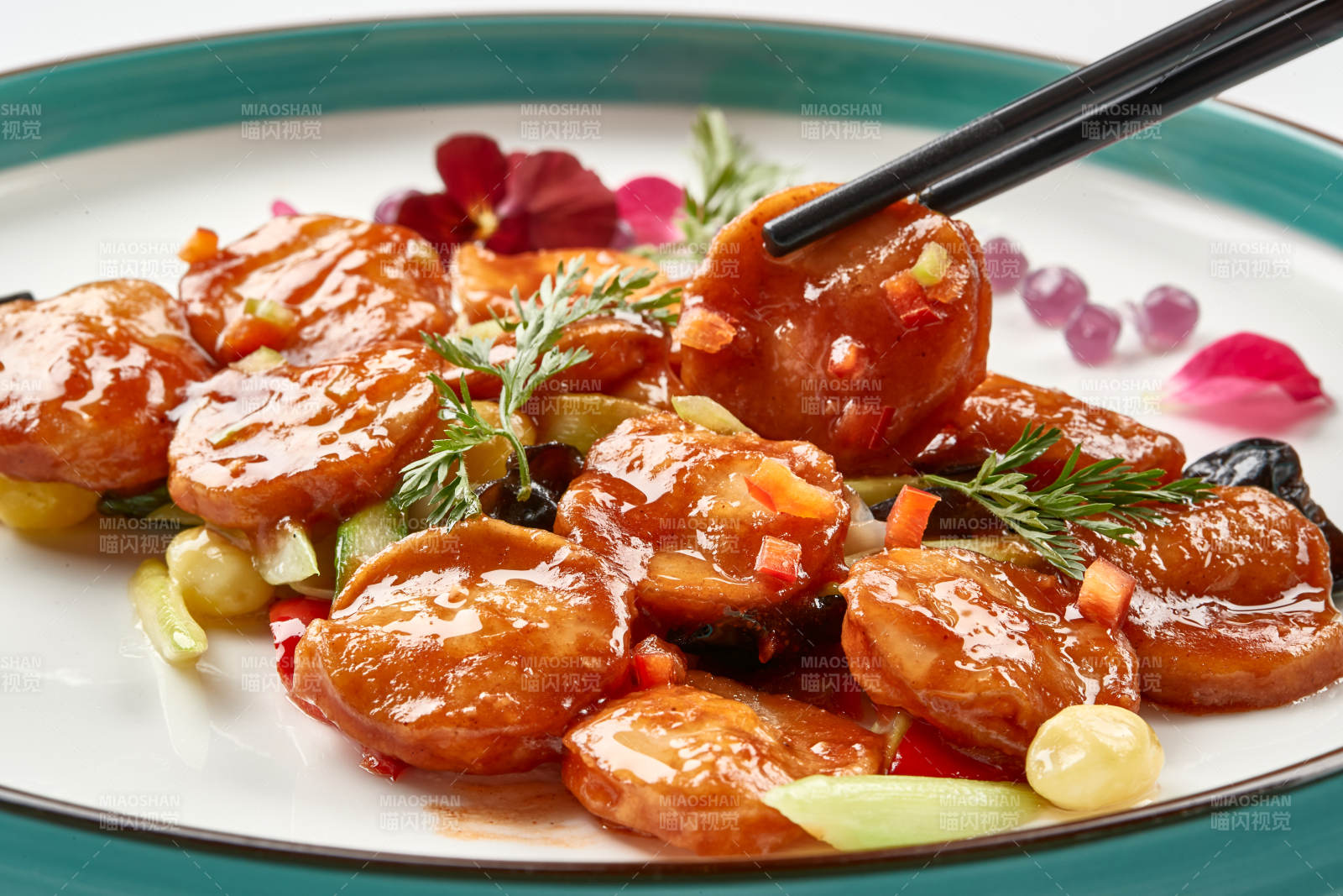 精美瓷餐具装的XO酱香炒杏鲍菇图片