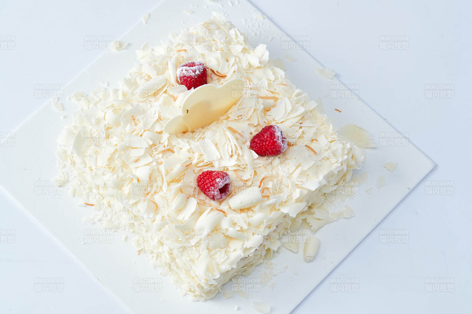 草莓白巧克力榴莲慕斯生日蛋糕图片