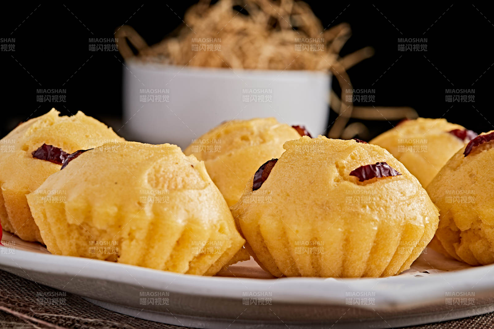白色瓷盘装的香蒸开花黄馍馍图片