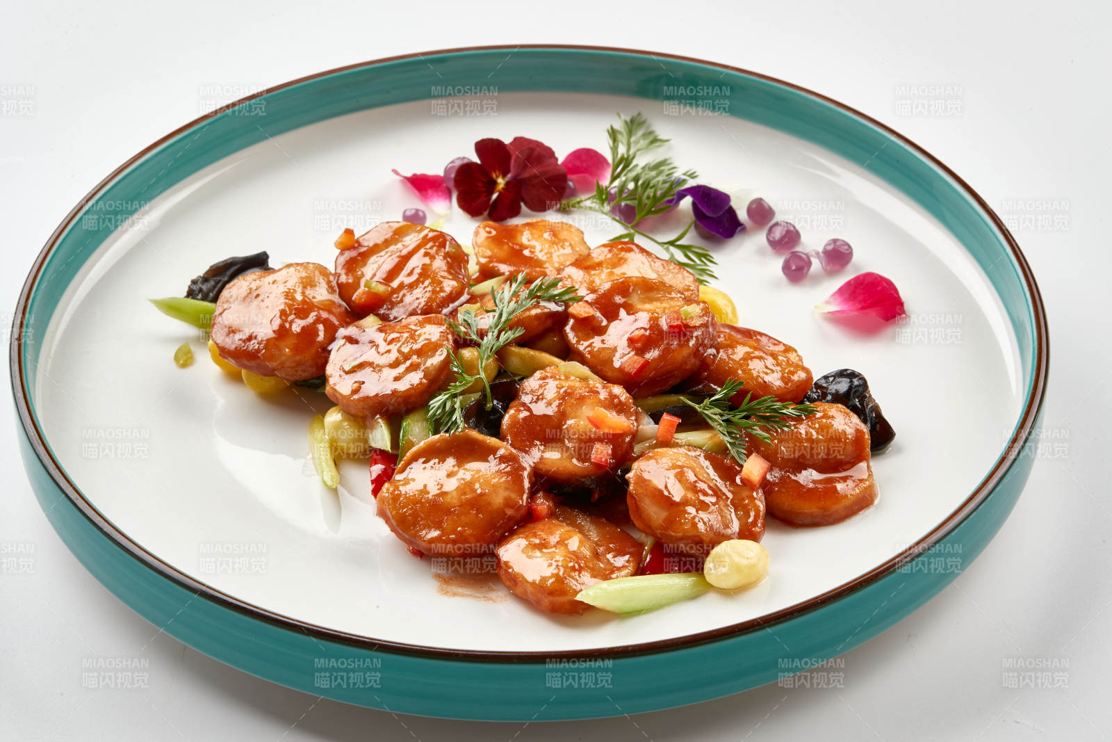 精美瓷餐具装的XO酱香炒杏鲍菇图片