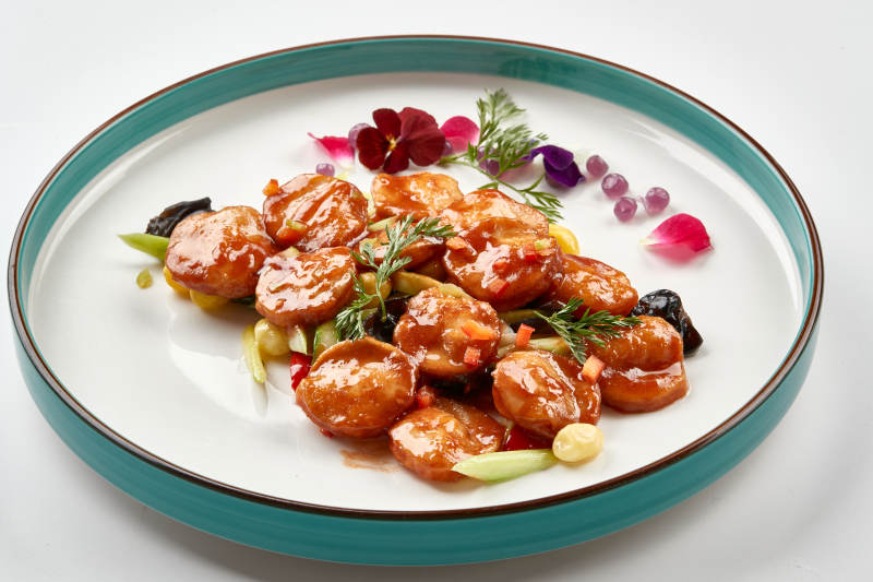 精美瓷餐具装的XO酱香炒杏鲍菇图片