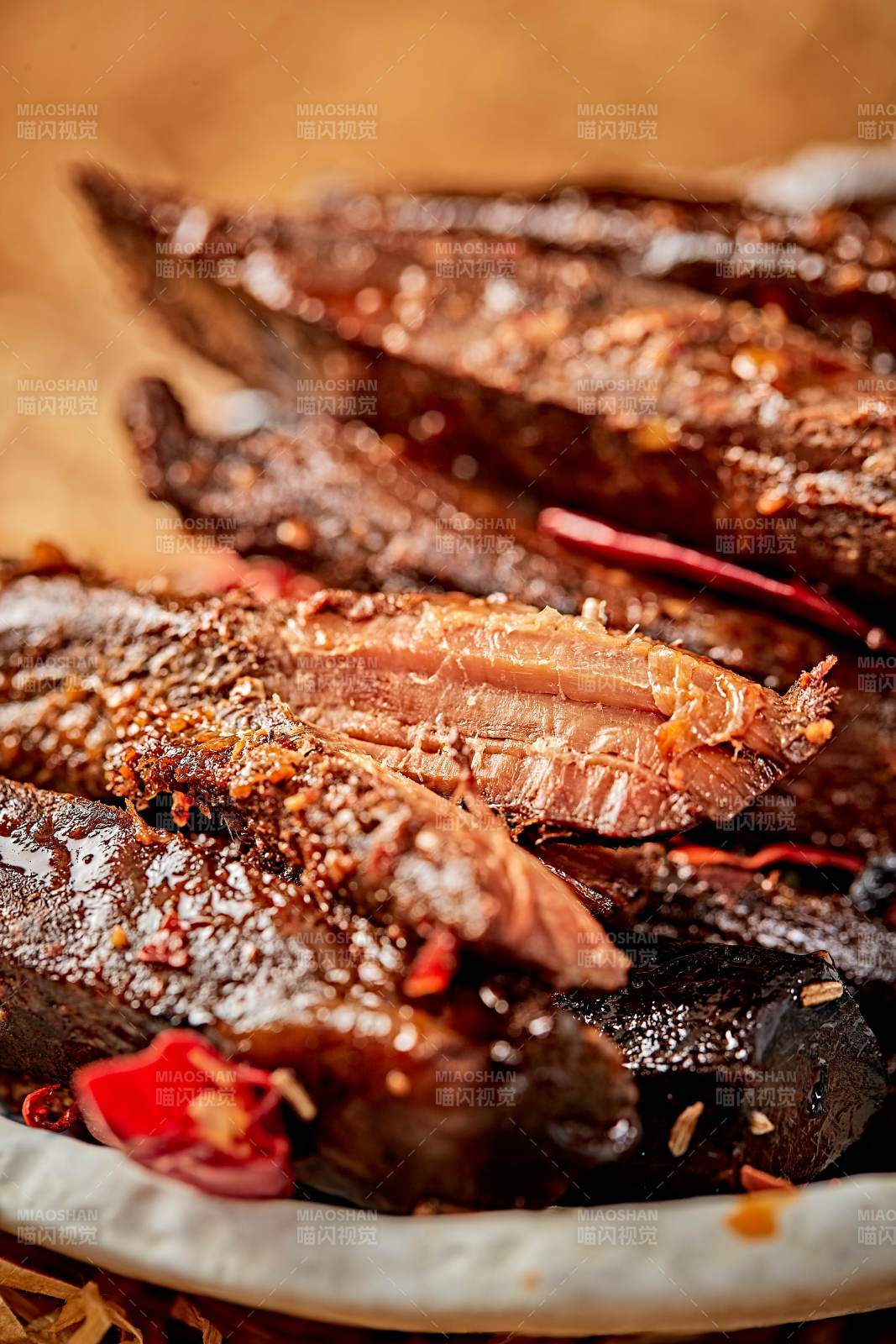 陶瓷餐具装摆的内蒙古特产牛肉干图片