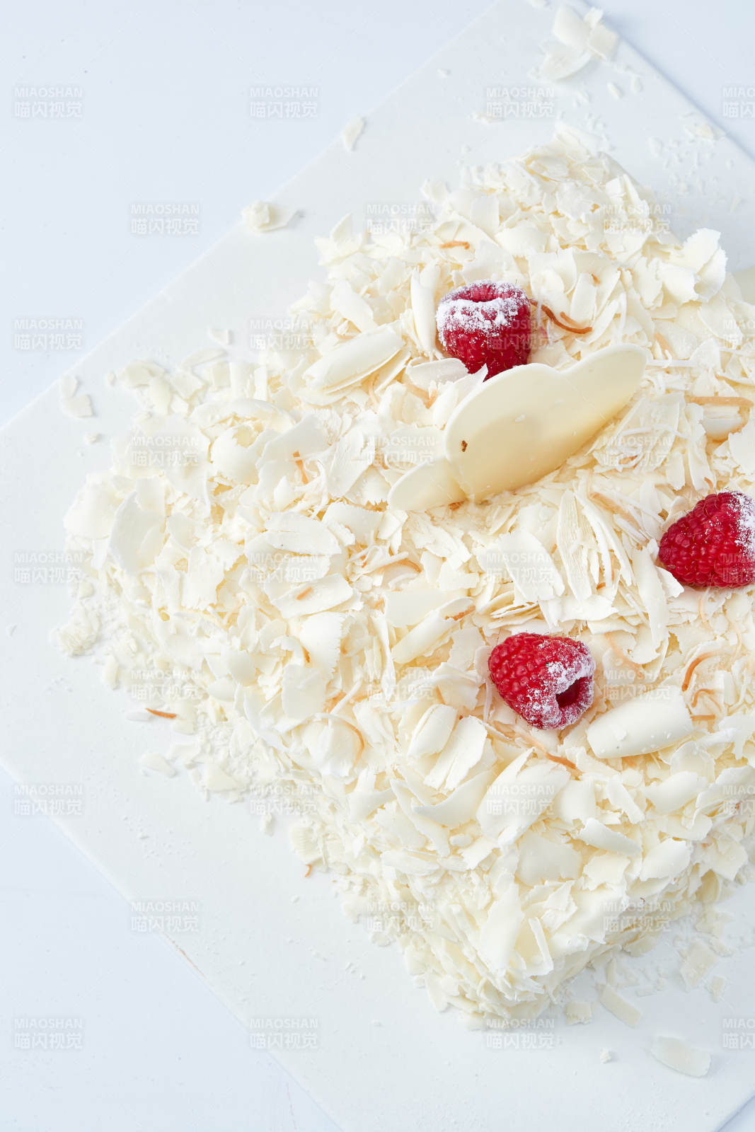 草莓白巧克力榴莲慕斯生日蛋糕图片