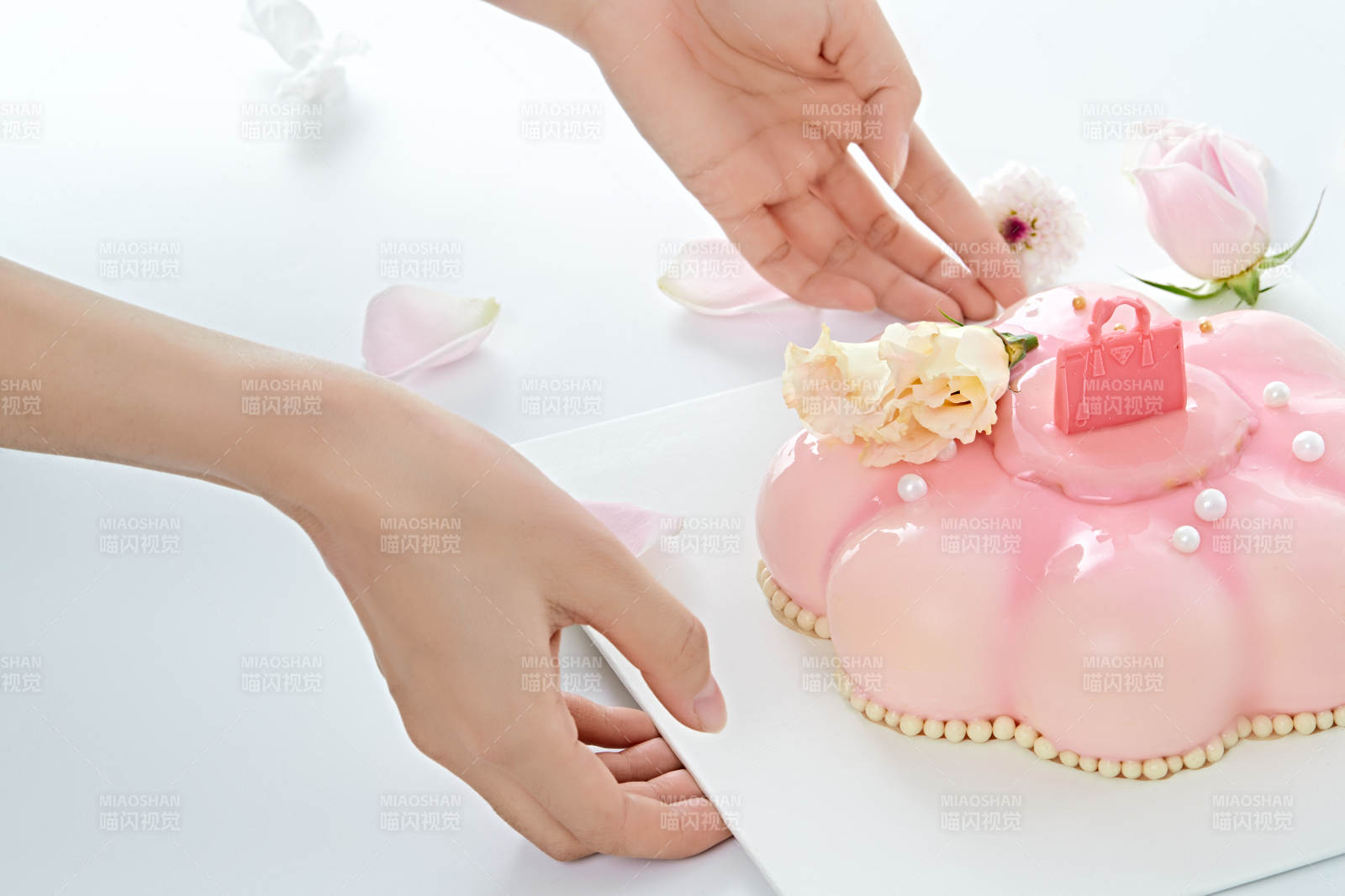 玫瑰初吻蓝莓夹心鲜奶蛋糕图片