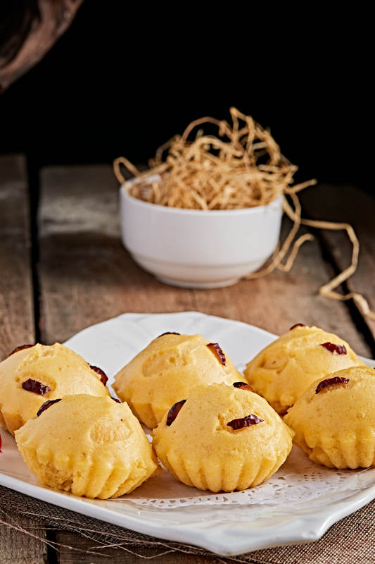 白色瓷盘装的香蒸开花黄馍馍图片