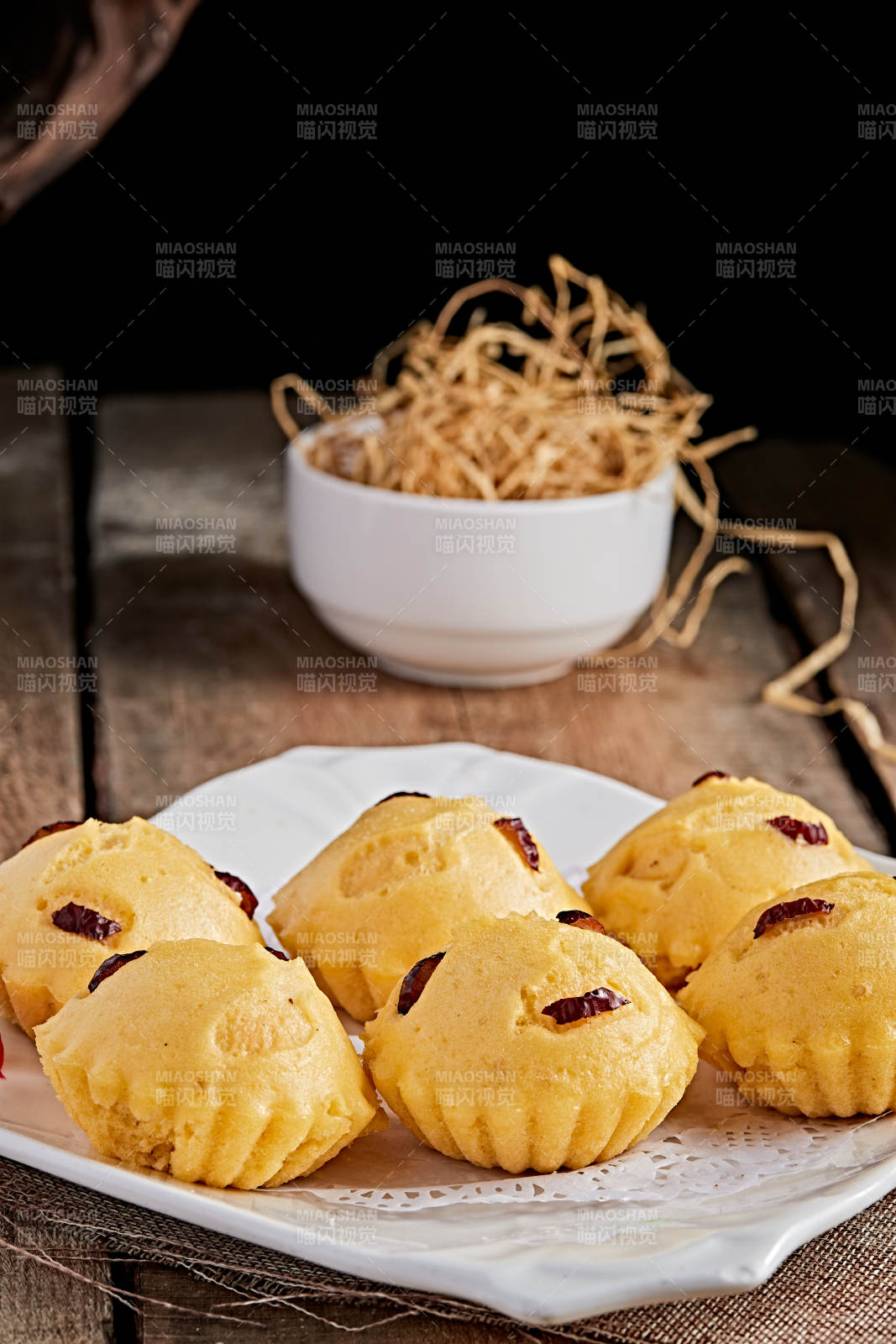白色瓷盘装的香蒸开花黄馍馍图片