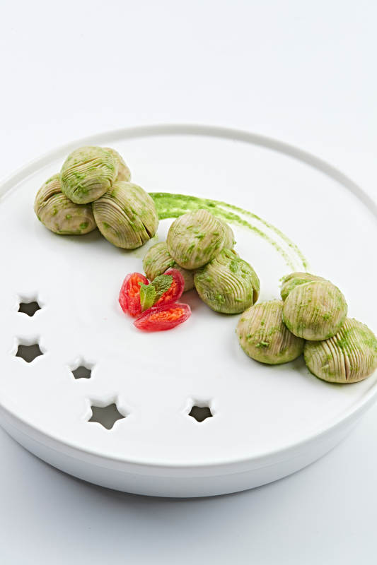 白色瓷餐具装的抹茶鲜口蘑图片