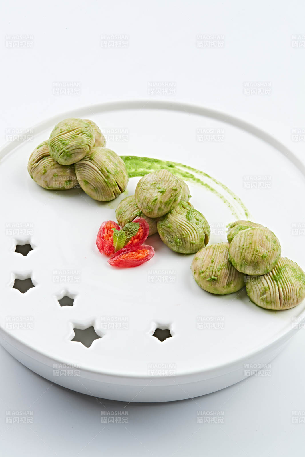 白色瓷餐具装的抹茶鲜口蘑图片