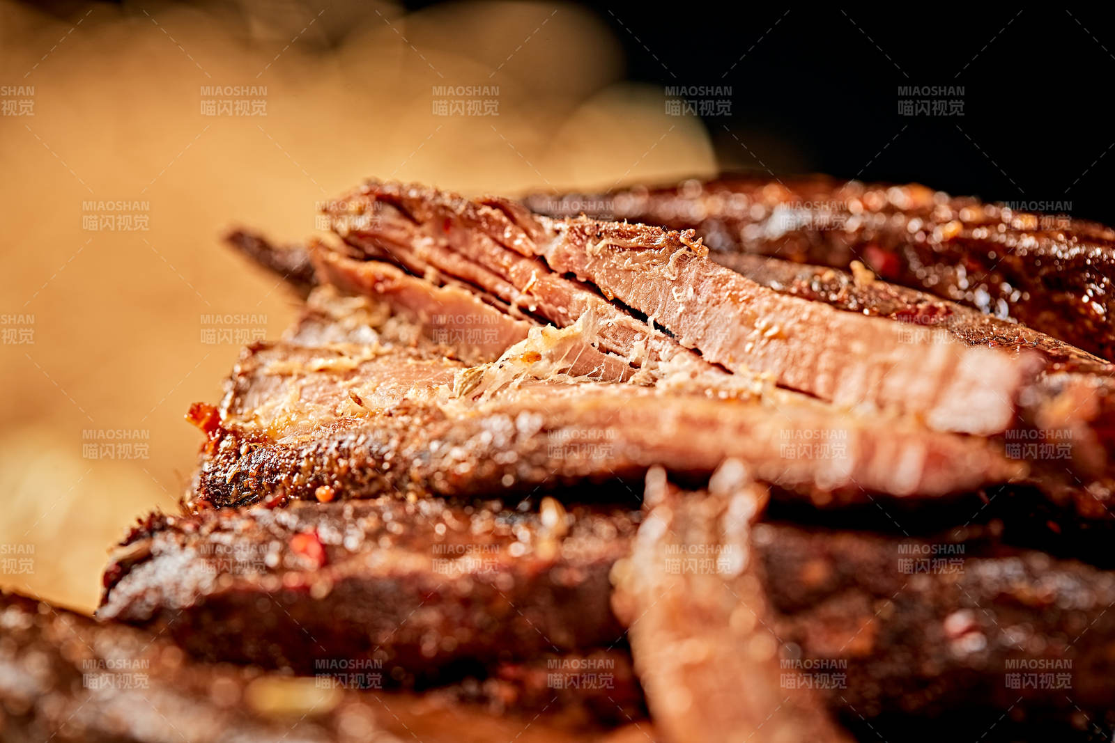 陶瓷餐具装摆的内蒙古特产牛肉干图片