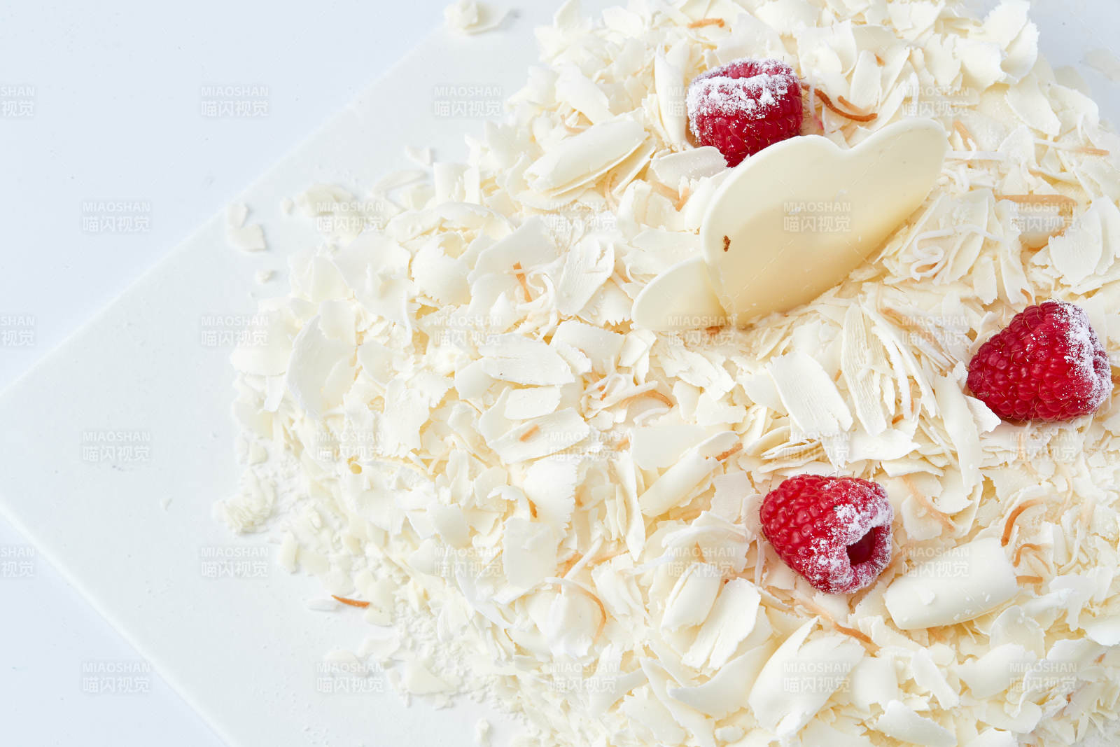 草莓白巧克力榴莲慕斯生日蛋糕图片