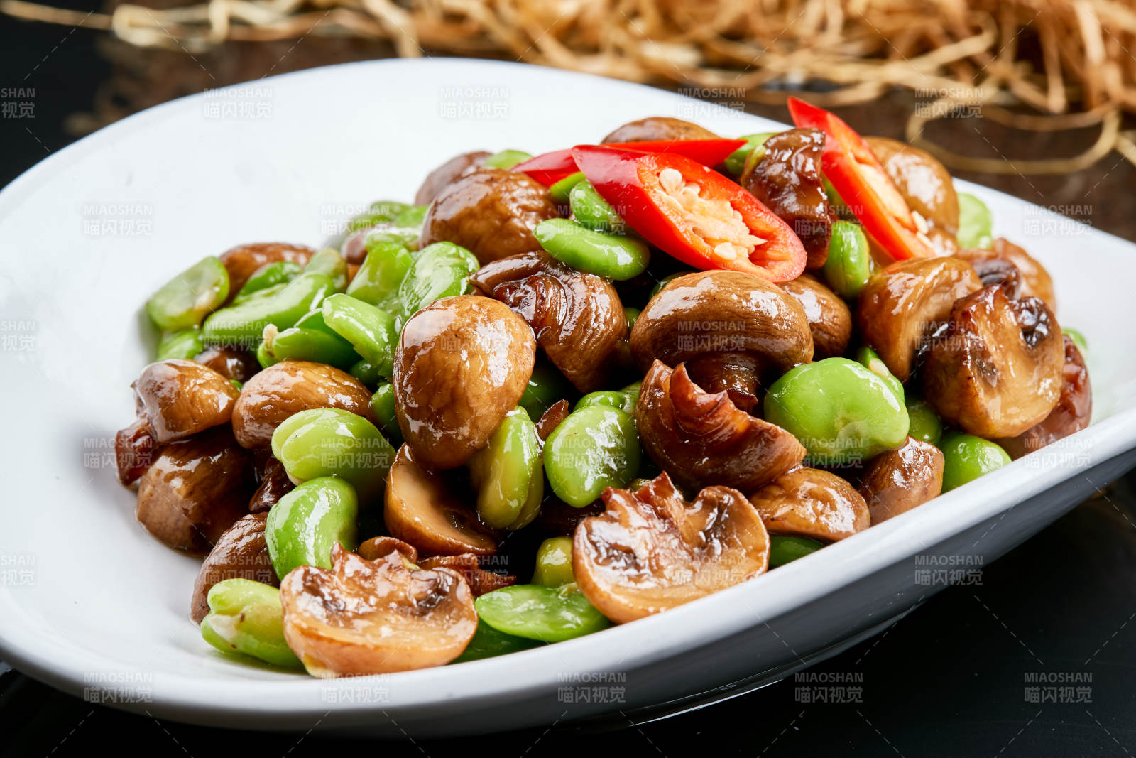 白色瓷盘装的塞外口蘑小炒青蚕豆图片