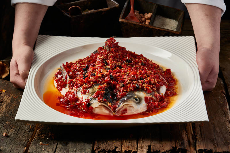 传统湘菜剁椒大鱼头图片